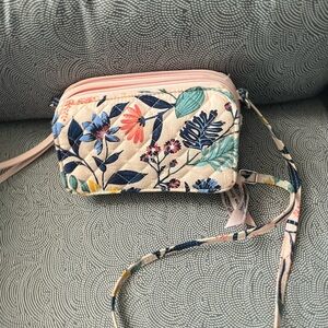 Vera Bradley Floral Print Wristlet Clutch *Make an Offer or Bundle*